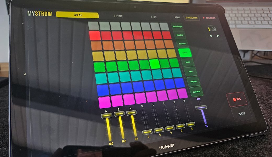 La app MyStrow en una tablet Android: cuadrícula de pads estilo AKAI y faders